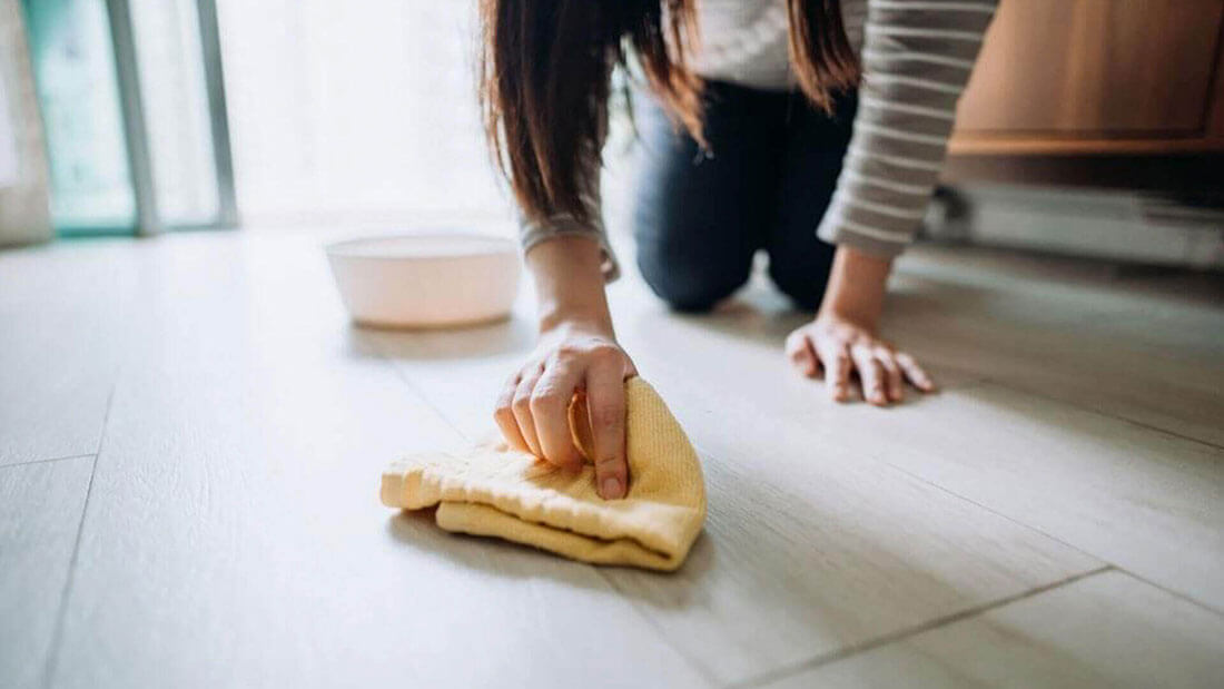 STROFINACCI PER PAVIMENTI VS PANNI IN MICROFIBRA PROFESSIONALI, QUALI USARE?